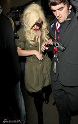 幻灯图集：Lady GaGa新发型亮相 真空装露肚脐