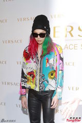 组图：GD多彩发色个性十足 容祖儿变粉丝