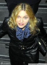 组图：麦当娜携黑人新男友泡夜店 打伞蒙面众人护驾 