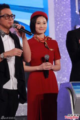 高清图：《冲上云霄2》庆功 张智霖跪吻陈法拉