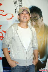 组图：李宗盛桃红衬衫开唱 称林忆莲唱得更好