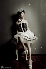 组图：芙蓉姐姐光棍节写真露香肩