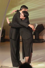 组图：香港艺术发展颁奖礼举办 周润发拥许鞍华