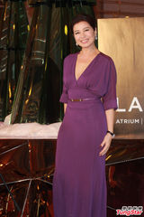 组图：钟楚红亮相圣诞活动 低胸长裙优雅出镜