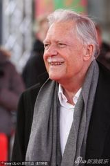 组图：里维斯亮相《肩并肩》首映 与摄影师显亲密