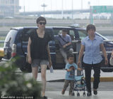 组图：孙俪穿热裤携子现身 小萌娃自推婴儿车