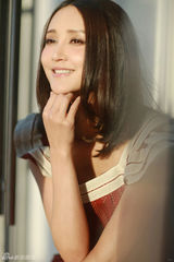 组图：张歆艺春日写真出炉 逆光女孩暧昧在倾城阳光