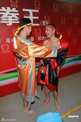 组图：《拳王》记者会 郑嘉颖黄浩然裸上身秀肌肉