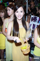 组图：陈静率嫩模姐妹书展宣传写真 现场派送糖果