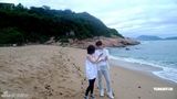 幻灯图：张敬轩拍MV重拾初恋感 与麦家瑜海边漫步