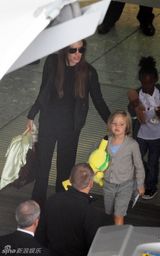 组图：茱莉机场邂逅安妮斯顿 昔日情敌擦肩而过