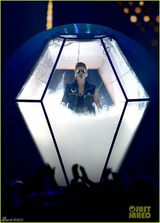 组图：比伯黑超酷帅秀纹身 密室演唱具未来感