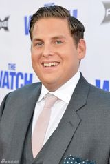 组图：本-斯蒂勒新片首映深情注视女伴