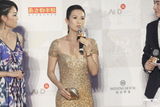 组图：章子怡金色人鱼装现身红毯 心情大好懒理传闻
