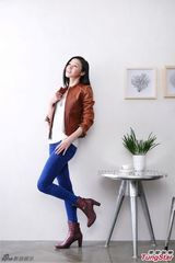 组图：万绮雯为品牌商拍写真 衣着百变秀长腿