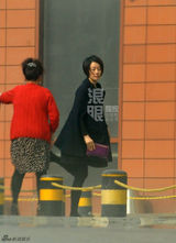 组图：马伊琍携女儿亮相 大衣宽松孕味十足