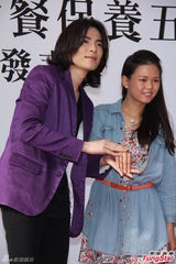 组图：萧敬腾帮擦保养品粉丝乐翻