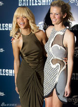 组图：蕾哈娜助阵《战舰》发布会 端庄长裙显高贵