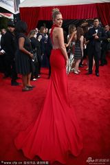 组图：蔻比-凯蕾穿破格红裙大秀火辣身材