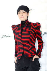 组图：马艳丽爱戴捧场时装秀 偶遇球星中田英寿