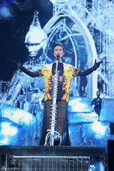 组图：李宇春上海开唱遭男舞者抱 父母首度现身