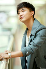 组图：李佳航阳光帅气 职场精英西装写真