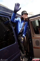 组图：萧敬腾险被泼粪 出面说明称绝不屈服