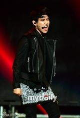 组图：EXO办回归秀咆哮掀高潮 女歌迷激动晕倒