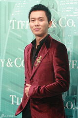 组图：群星助阵发布会 巩俐戴过亿珠宝显女王气质