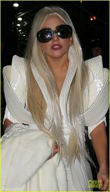 组图：LadyGaga同日上演黑白双煞 长指套似老佛爷