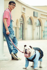 组图：郭家铭鬼马个性街拍 背带裤卖萌宠物奇缘