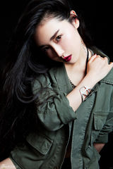 组图：张辛苑媚眼咬唇大片 被誉水果硬糖