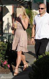 组图：布兰妮短裙享受秋日时光 见狗仔忙用食物挡脸