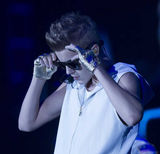 组图：比伯堪萨斯巡演帅气 天使造型从天而降