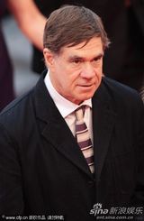 组图：《无法安宁》首映礼 布莱丝高腰蓬蓬裙抢镜