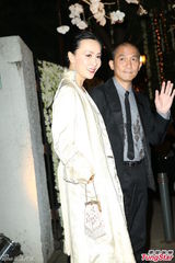 组图：梁朝伟刘嘉玲挽手出席张震婚礼秀恩爱