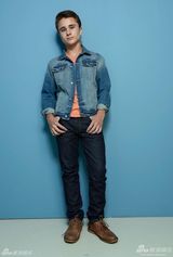 组图：准妈妈温丝莱特写真秀乳沟 与布洛林勾肩