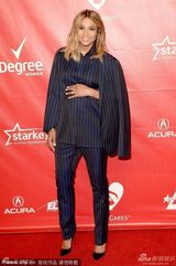 组图：席亚拉干练现身格莱美 帅气西装御姐范