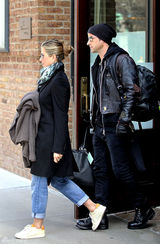 组图：安妮斯顿和小男友感情稳定一同现身酒店