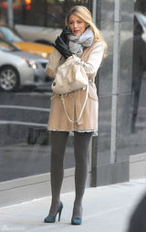 组图：弗莱利现身《绯闻女孩》片场煲电话粥