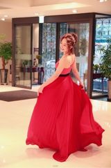 组图：严志媛红色抹胸裙亮相 妩媚风情秀美乳