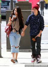 组图：贾斯汀赛琳娜甜蜜同居 拉手出街秀恩爱