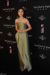 组图：佟大为关悦恩爱出席珠宝展 范冰冰优雅亮相