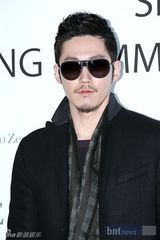 组图：张赫南圭丽等韩星为眼镜新品发布会站台