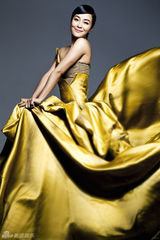 组图：苏岩华贵写真金裙闪耀女王范儿