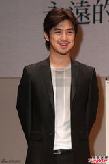 组图：陈柏霖黑色西装现身 脚穿雨靴造型混搭