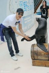 组图：董璇高云翔亲近自然显爱心