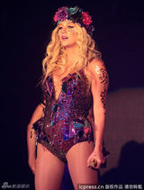 组图：钱妞个唱造型如原始人 头顶花环深V火辣