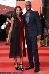 组图：《女人心事》首映 穆里根黑超遮面