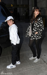 高清图：麦当娜携子女外出用餐 紧握养子手